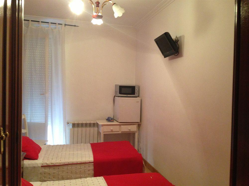 Hostal La Estrella Madrid Exterior photo