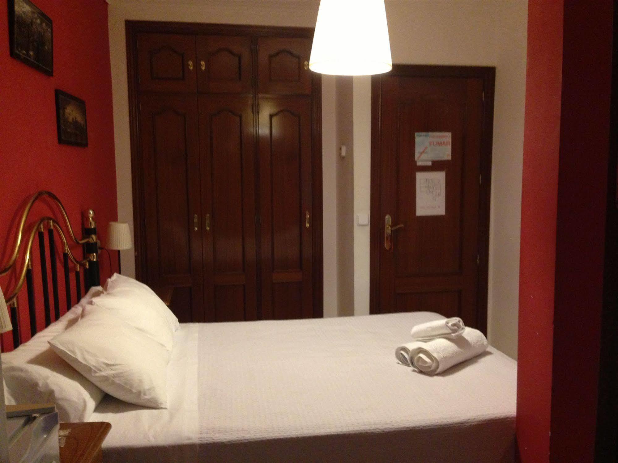 Hostal La Estrella Madrid Exterior photo