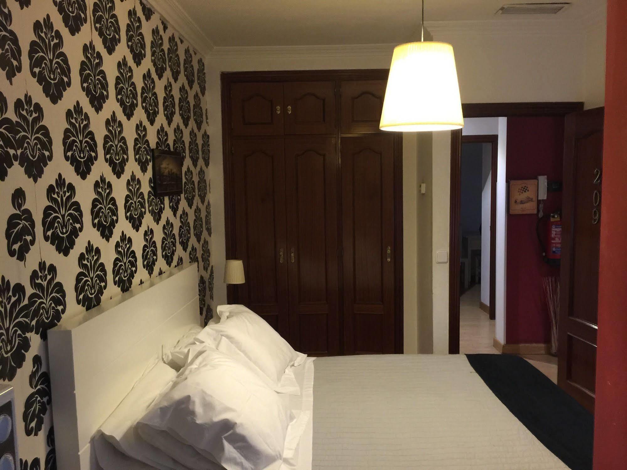 Hostal La Estrella Madrid Exterior photo