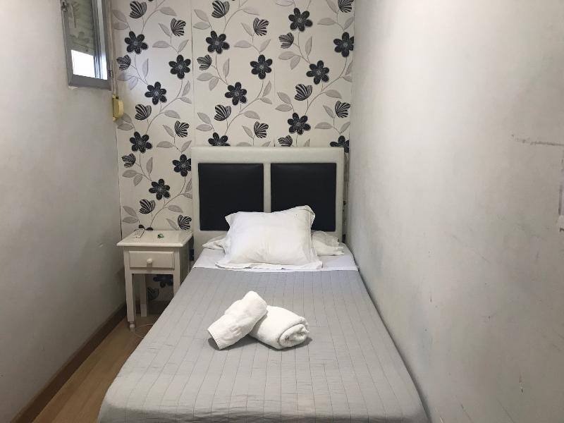 Hostal La Estrella Madrid Exterior photo